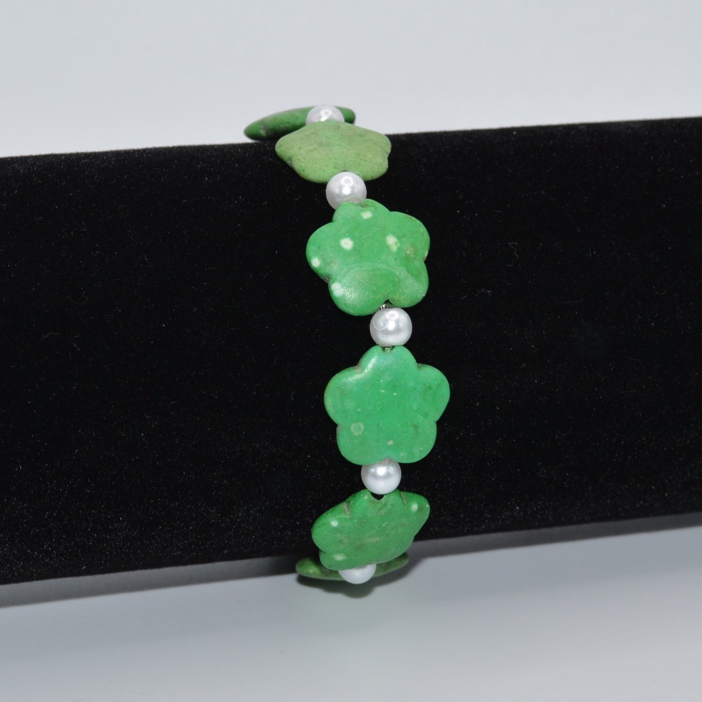 Kelly Green Flower and Pearl Beaded Stretch Bracelet