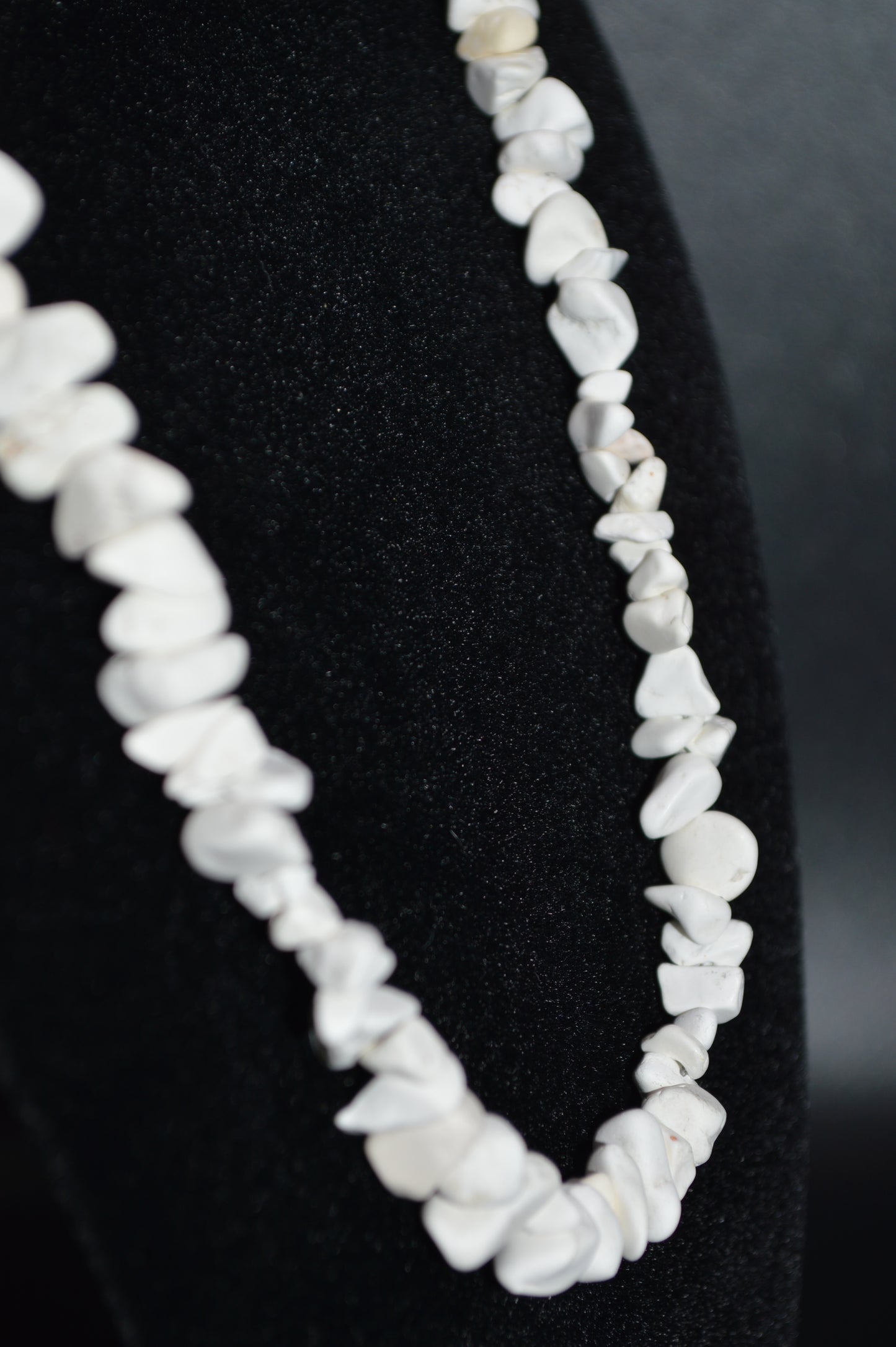 Magnesite Chips Necklace (White 17.5 inches)