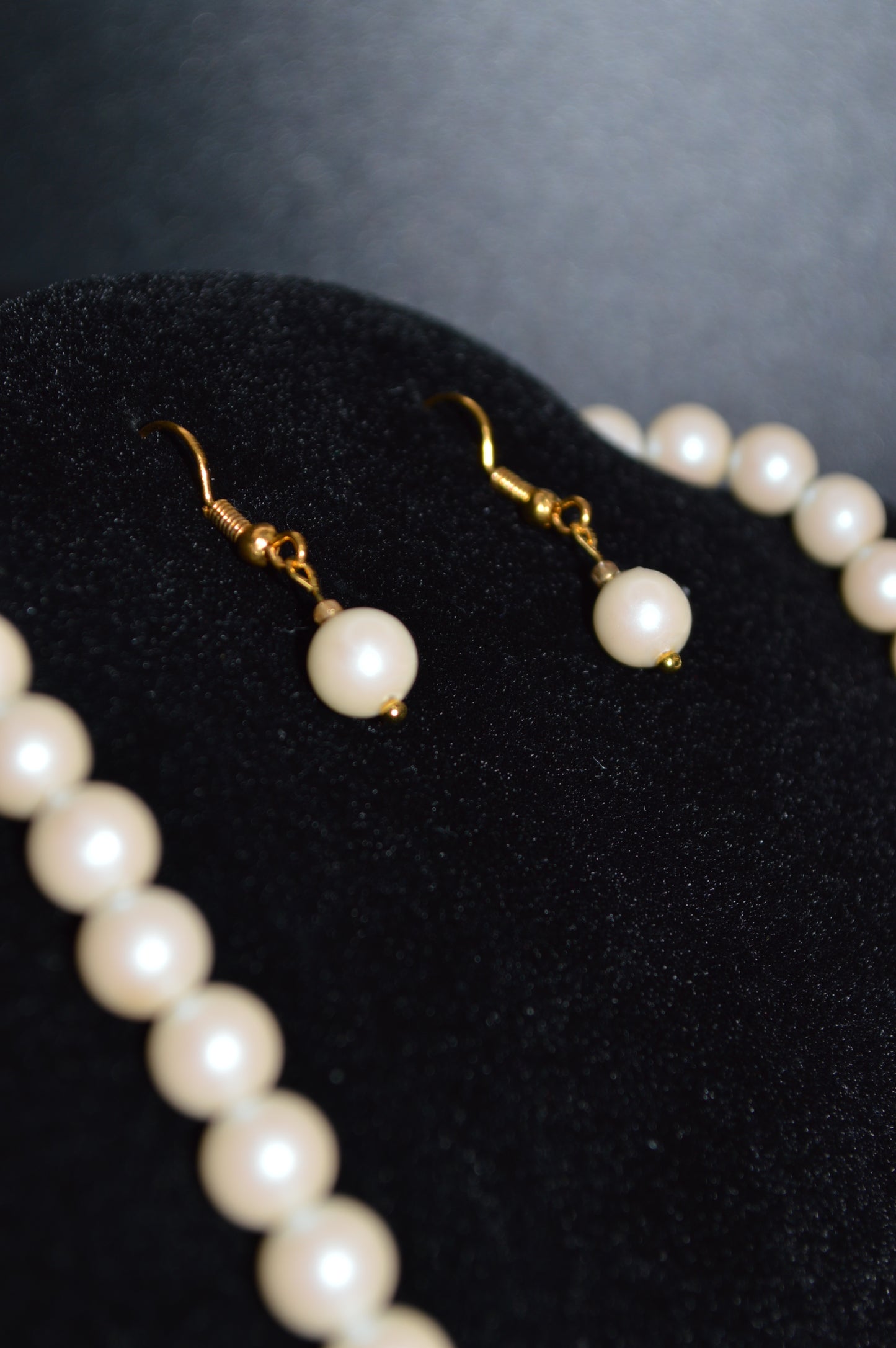 Acrylic Pearl Necklace and Earring Set (Off White)