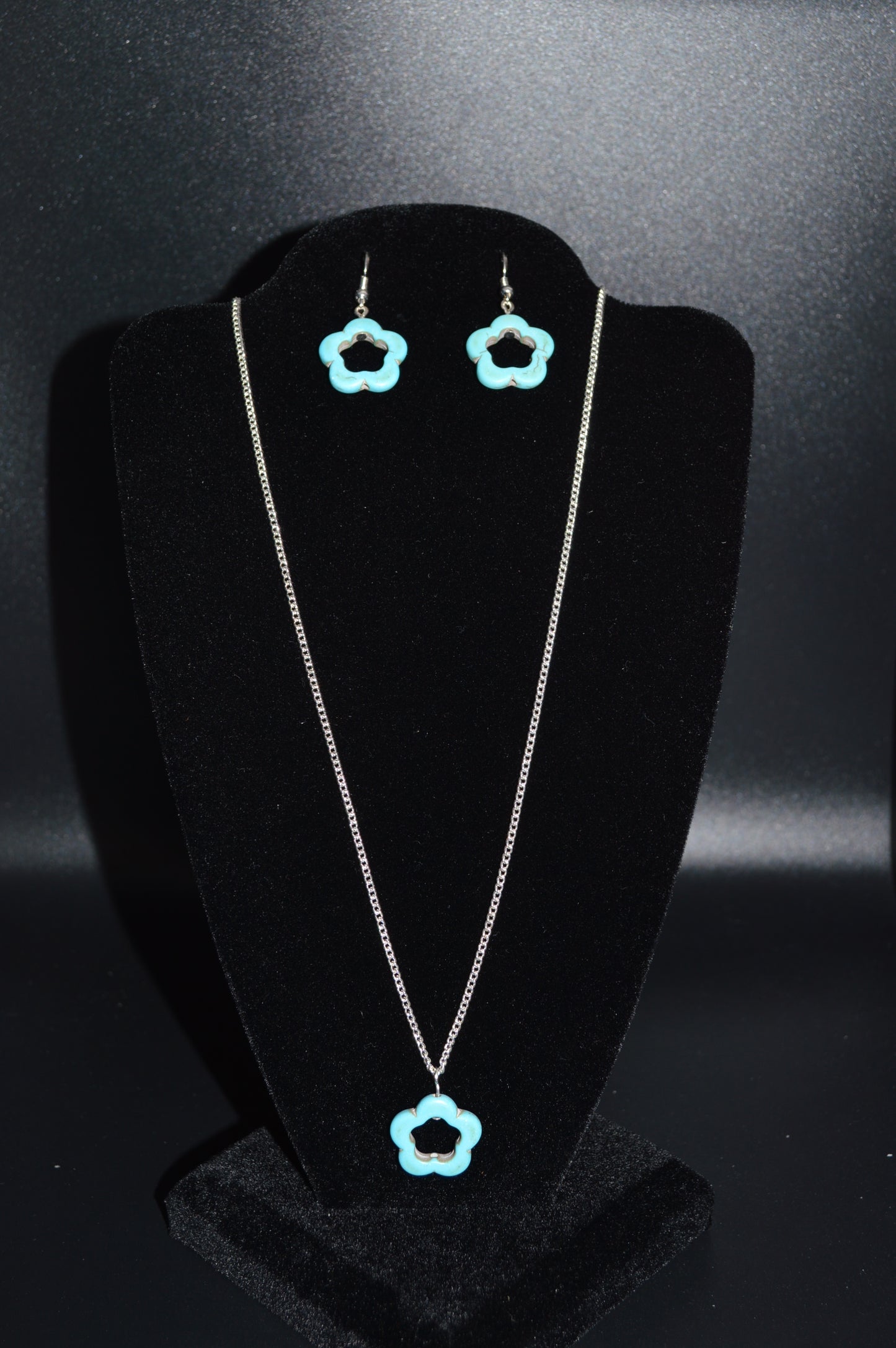 Small Magnesite Flower Pendant Necklace and Earring Set (Turquoise)