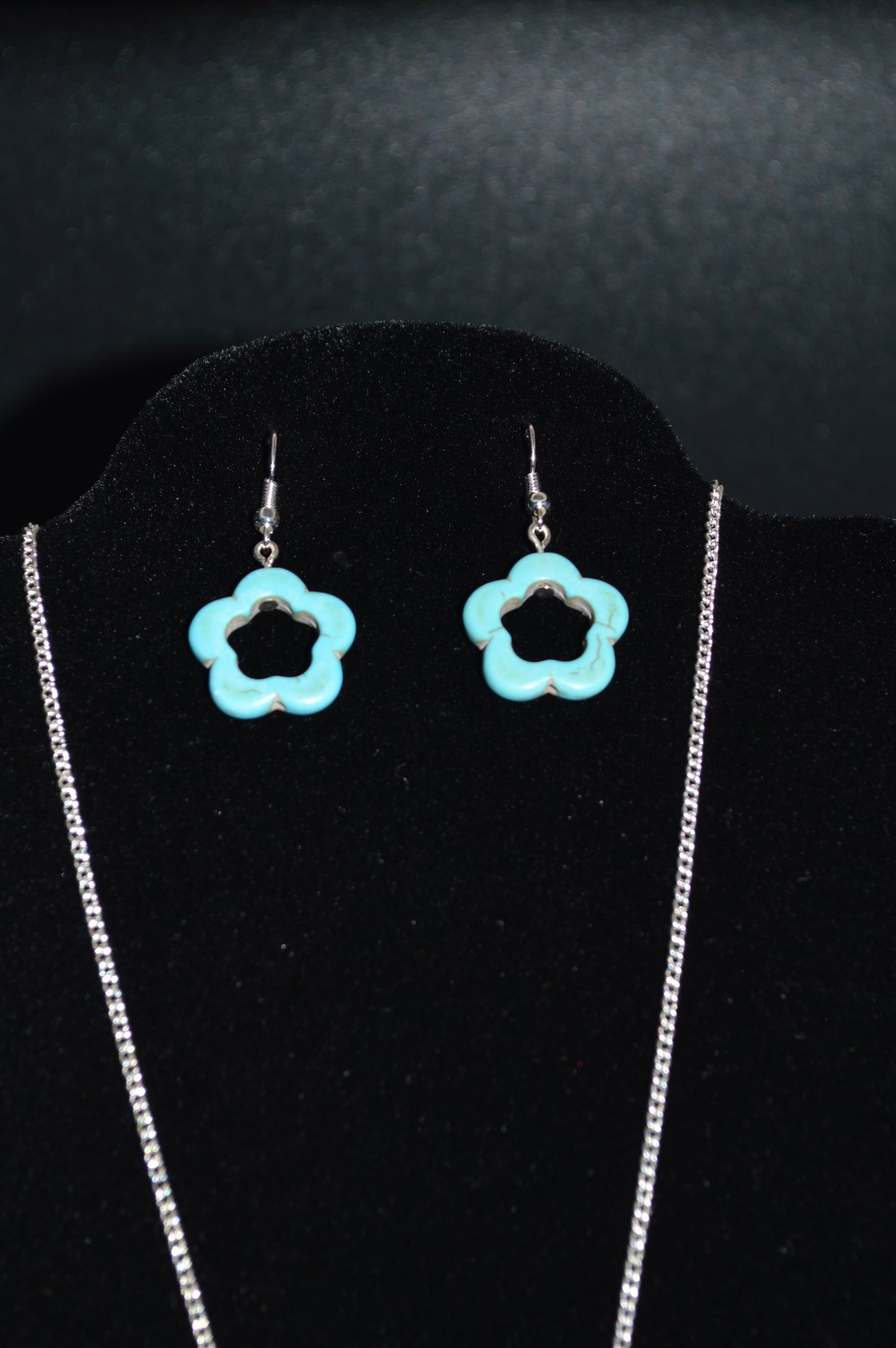 Small Magnesite Flower Pendant Necklace and Earring Set (Turquoise)