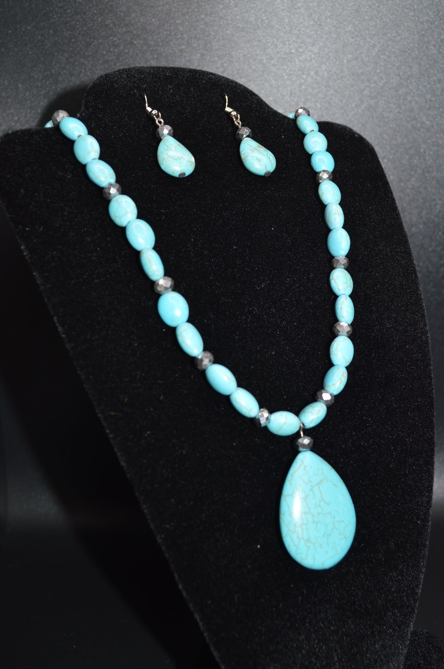 Magnesite and Crystal Necklace and Earring Set (Turquoise)