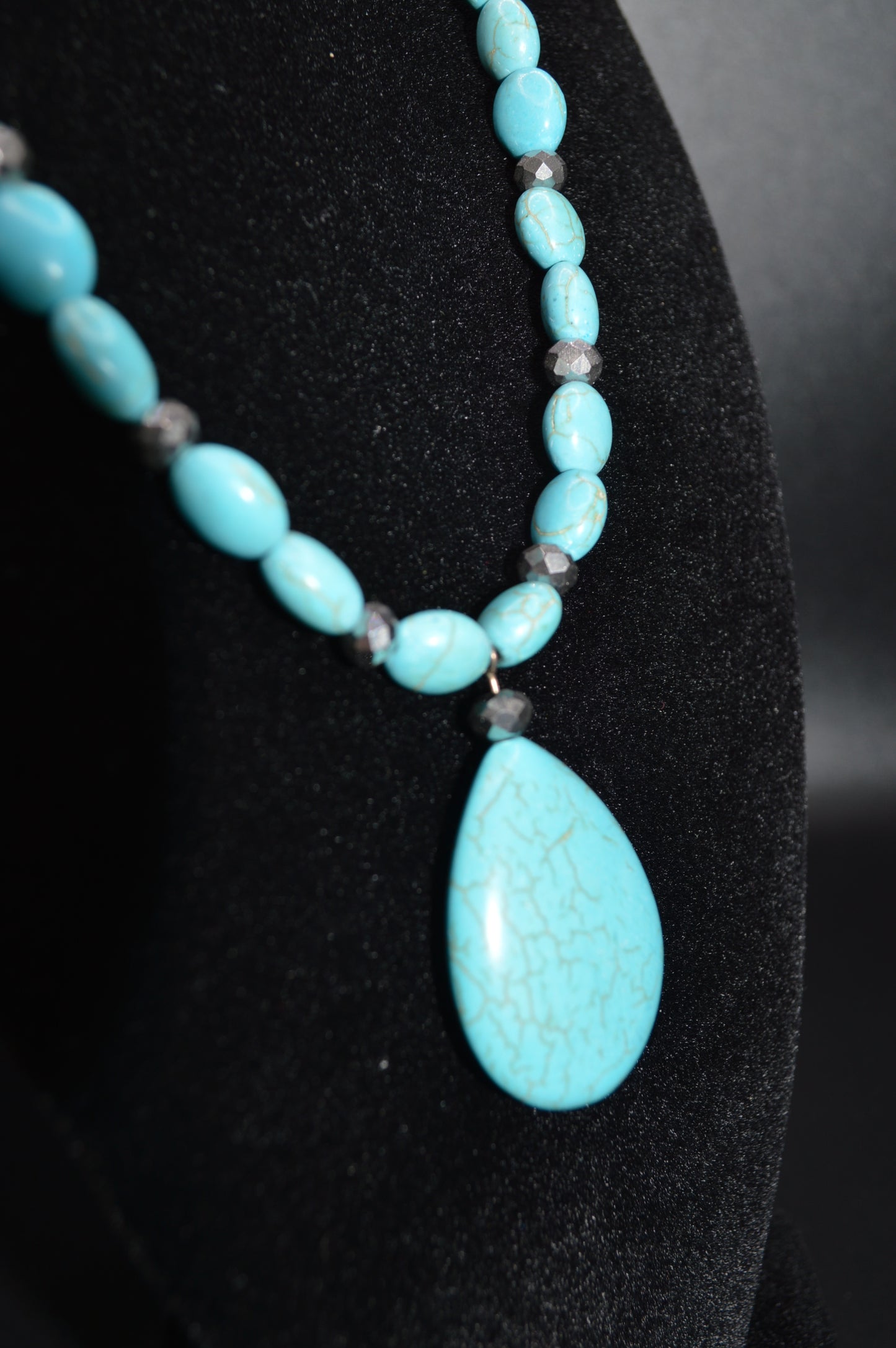 Magnesite and Crystal Necklace and Earring Set (Turquoise)