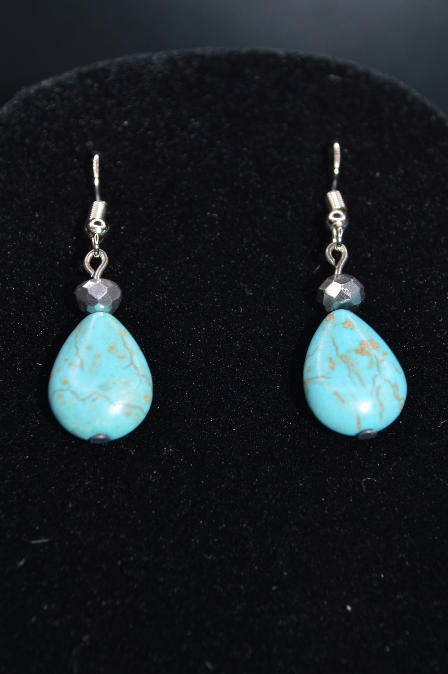 Magnesite and Crystal Necklace and Earring Set (Turquoise)