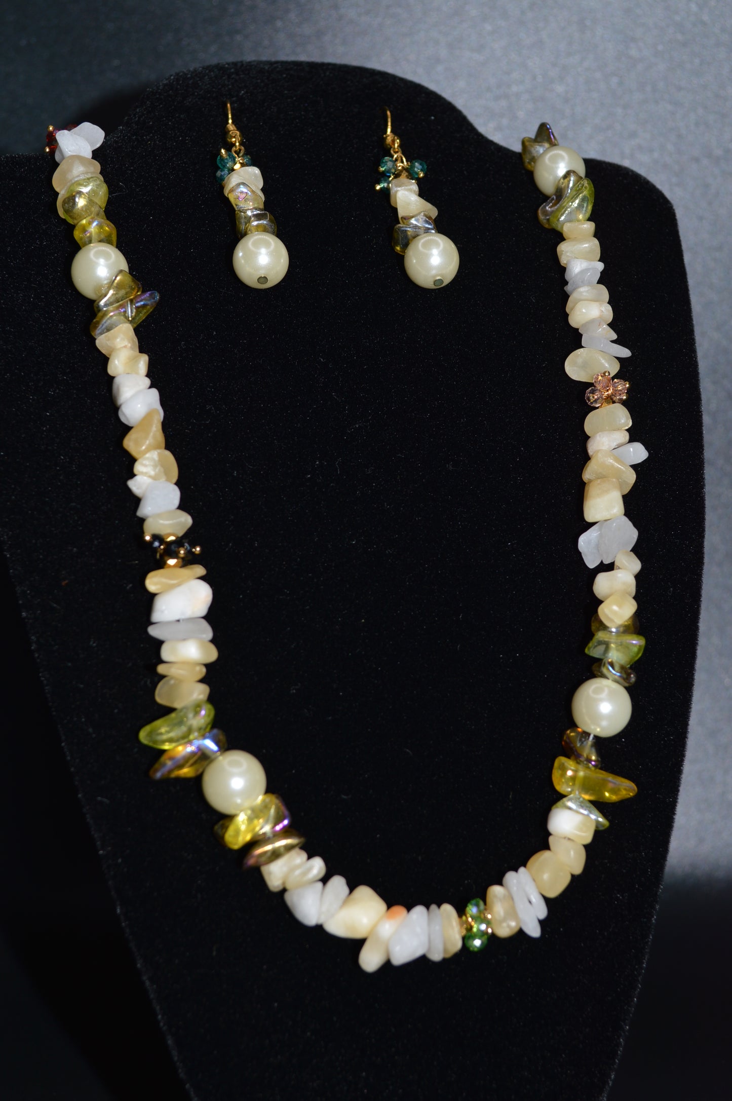 Aragonite and Snow Quartz Necklace and Earring Set (Cream)