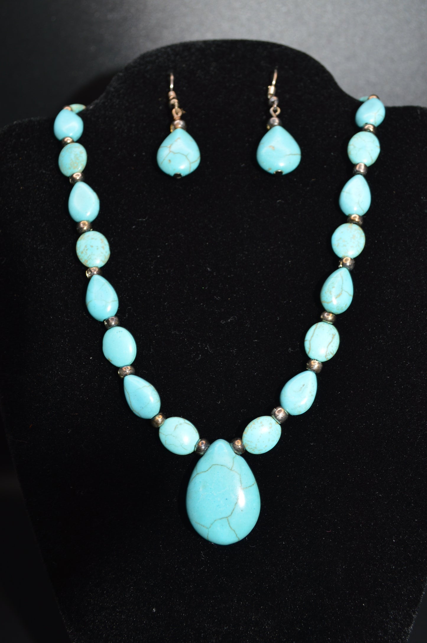 Magnesite and Glass beads Necklace and Earring Set (Turquoise)